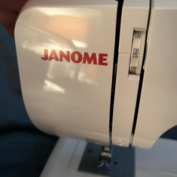 Sewing machine - Picture 7 of 8